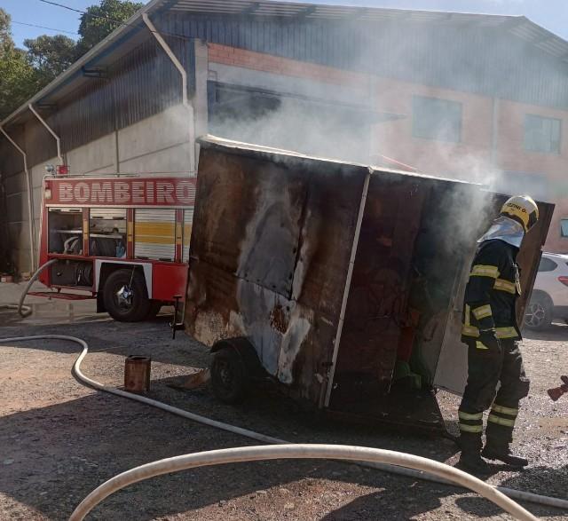 Incêndio atinge reboque tipo trailer no bairro Lençol