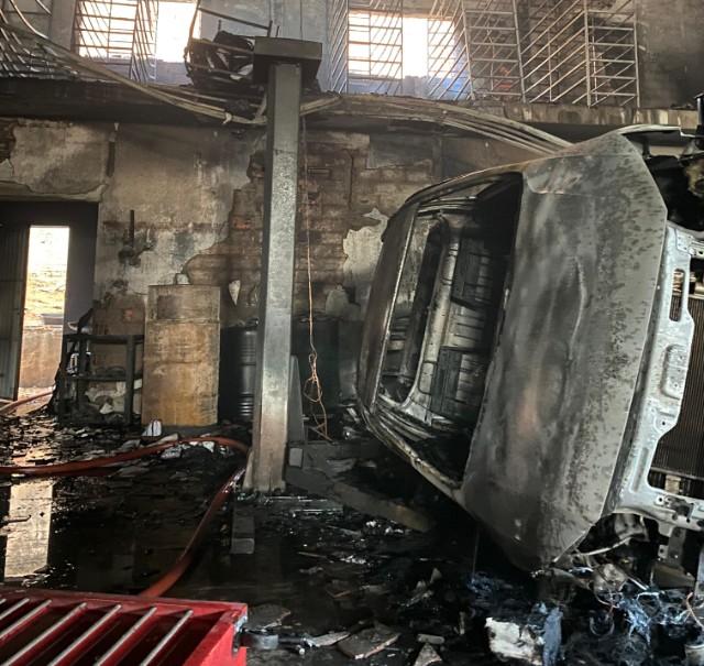 Incêndio destrói parte de oficina mecânica no Centro de Canoinhas