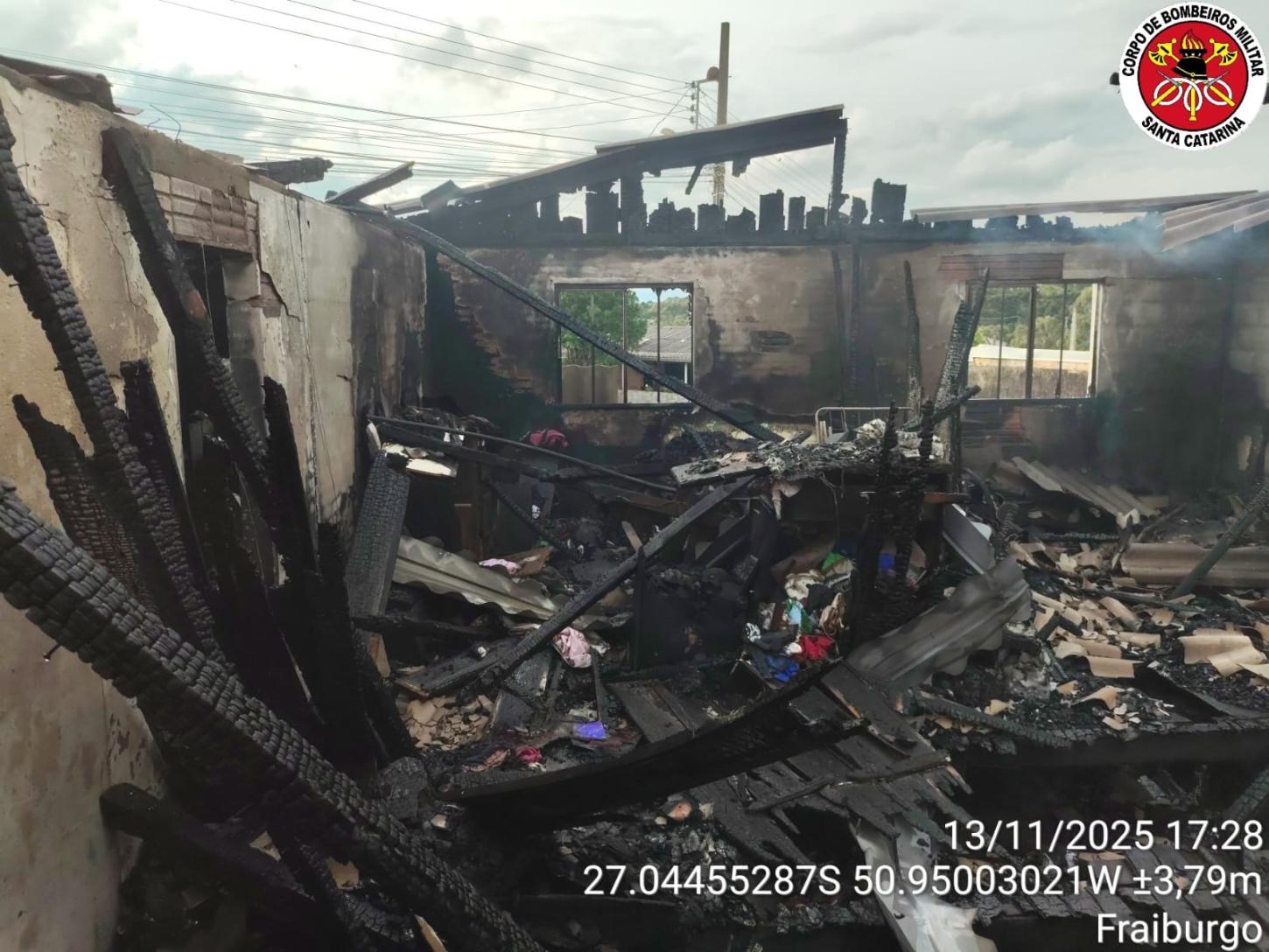 Incêndio destrói residência de 60 m² em Fraiburgo