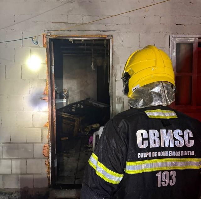 Incêndio destrói residência e mulher denuncia agressão do ex-marido em Araquari