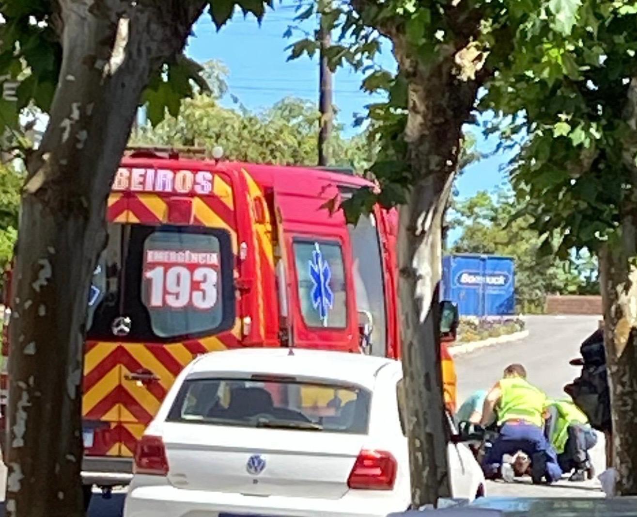 Motociclista fica ferida após colisão com automóvel no Centro de Campo Alegre