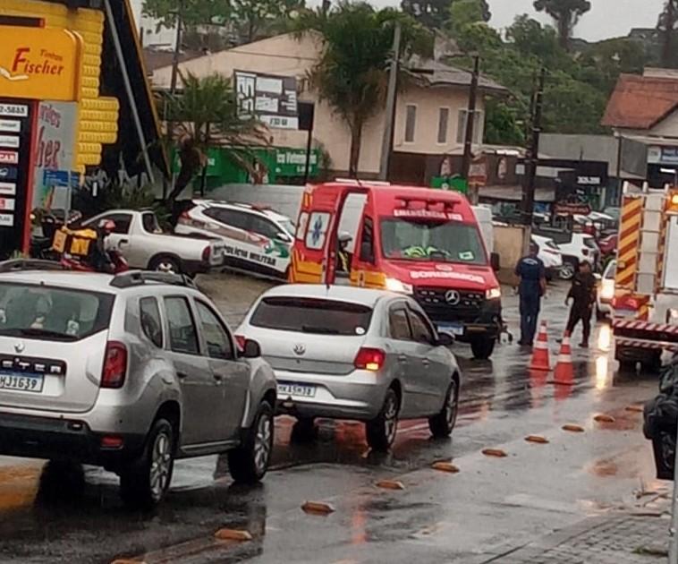 Motociclista fica ferido em colisão com carro na Antônio Kaesemodel