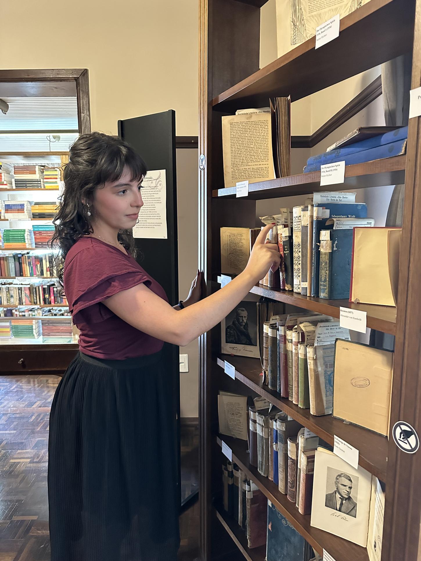  Sociedade Literária abre exposição com documentos e livros raros