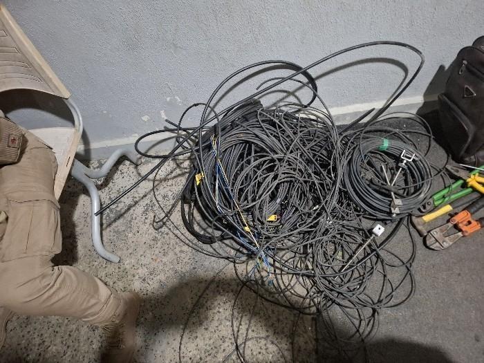 Trio é preso após furtar fios de torre de telefonia em Joinville
