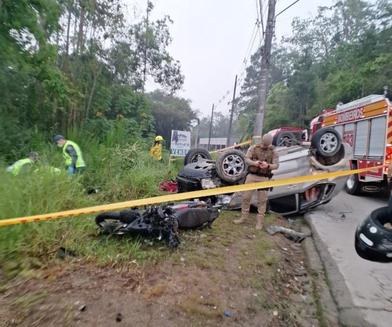 Acidente em Brusque deixa um morto e duas pessoas gravemente feridas