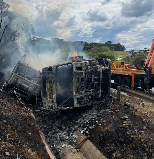 Acidente entre carretas na BR 116 em Santa Cecília