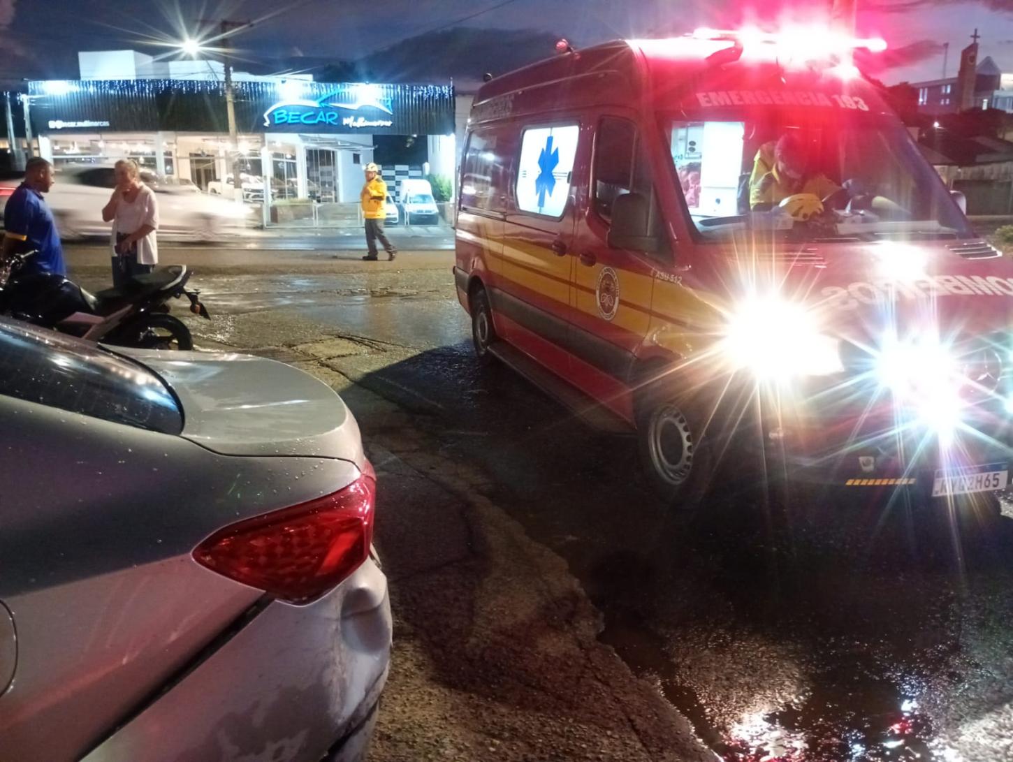 Acidente entre carro e motocicleta deixa um ferido na BR-280, em Rio Negrinho