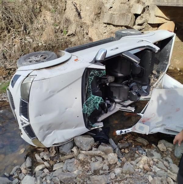 Adolescente morre após veículo sair da pista e cair em riacho na SC-408