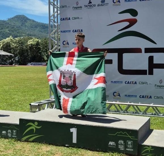 Atleta de São Bento faz história e quebra recorde estadual em Jaraguá do Sul