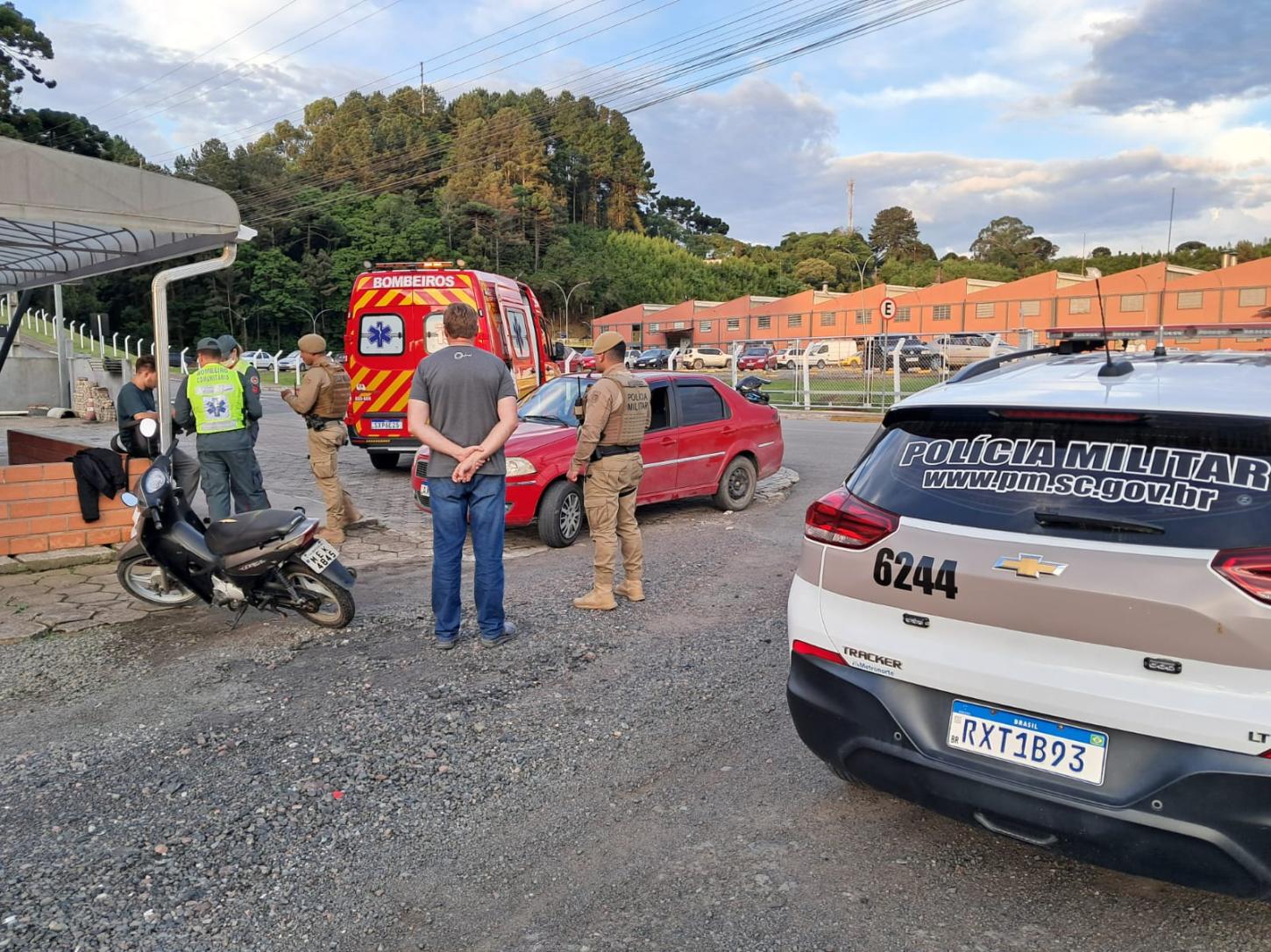Carro e moto colidem no bairro Oxford