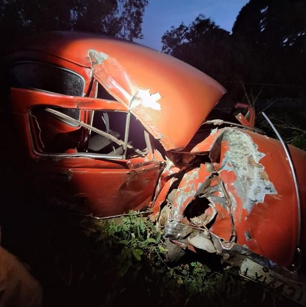 Colisão em árvore deixa motorista em estado crítico  em Anchieta SC