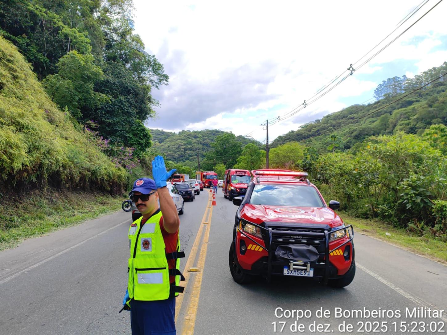 Colisão em poste deixa vítima em estado crítico em Gaspar