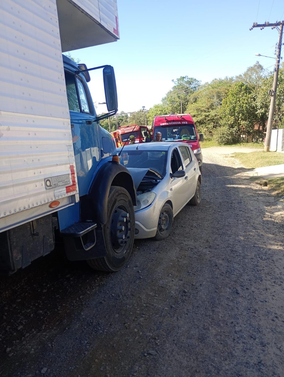 Colisão entre caminhão e carro deixa um ferido  em Rio Negrinho