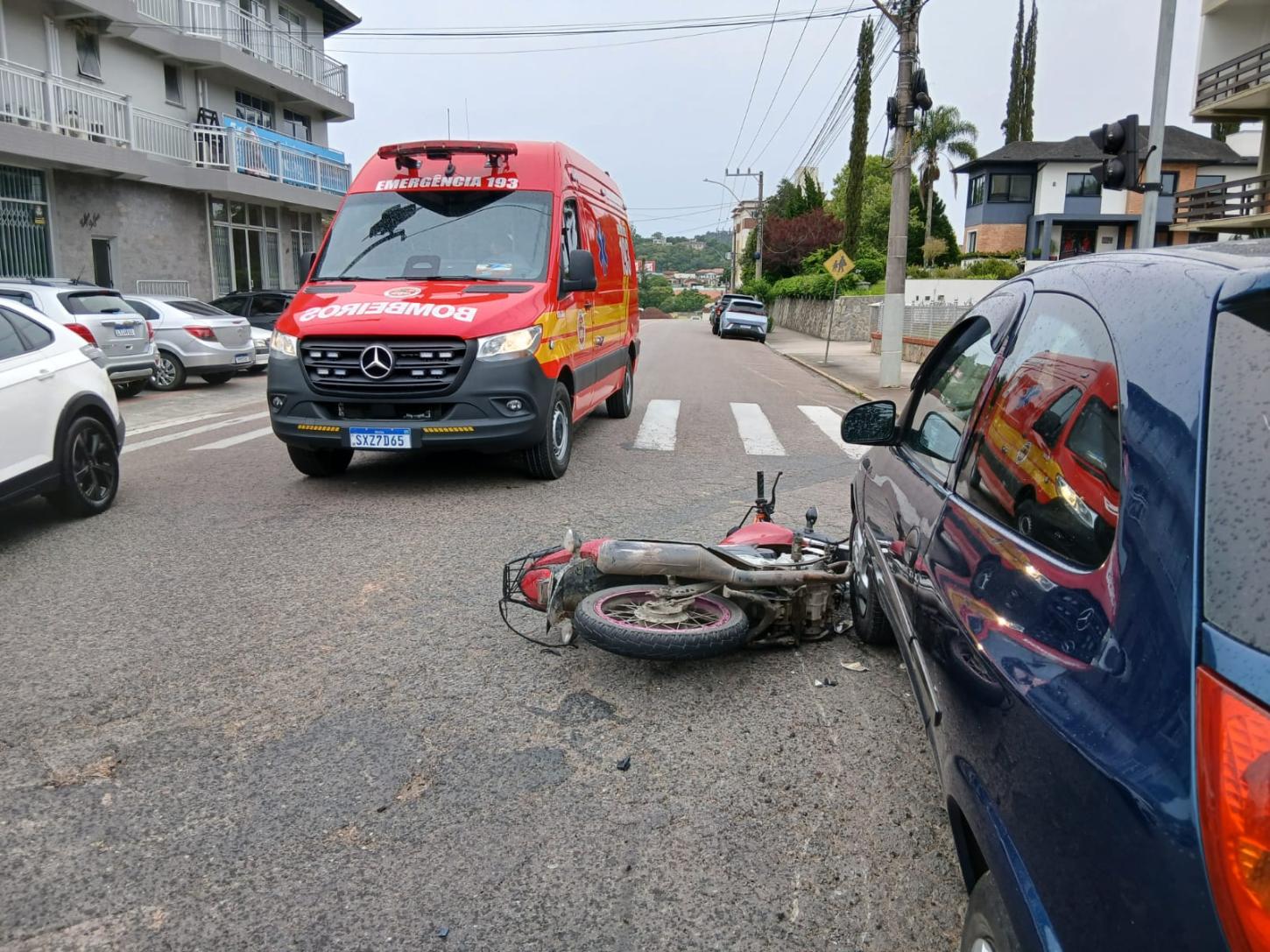 Colisão entre carro e moto é registrada no Centro de São Bento do Sul