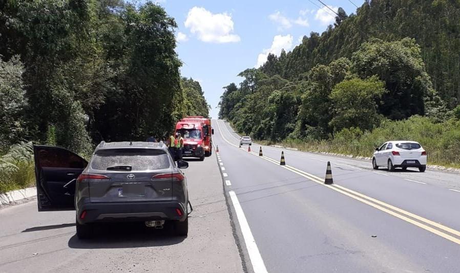 Colisão na BR-280 deixa feridos e ocupantes de veículo fogem do local em Mafra