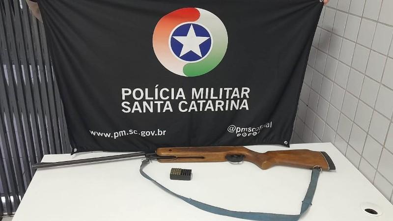 Dois homens presos com arma e droga em Rio Negrinho
