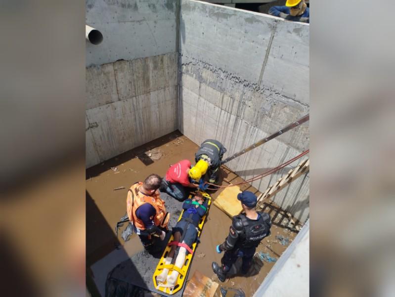 Homem é resgatado após cair em fosso de cerca de 4 metros em Itajaí