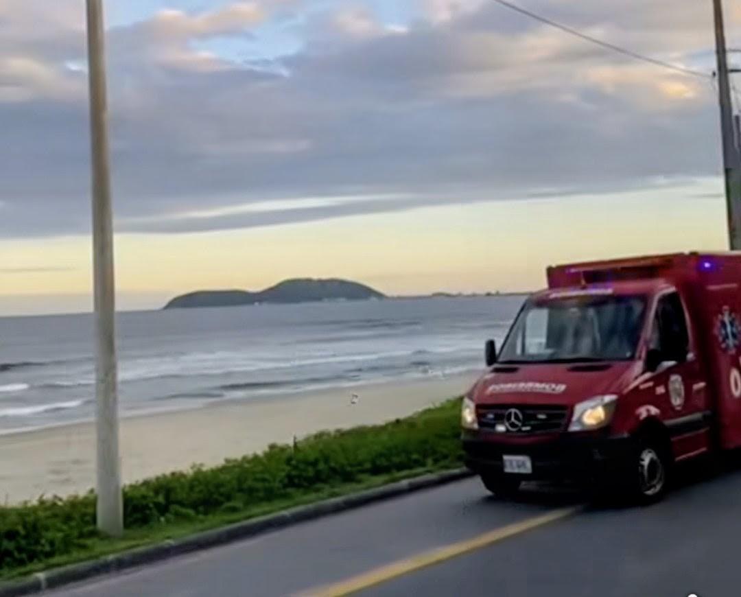 Jovem de 23 anos desaparece após afogamento no mar em São Francisco do Sul