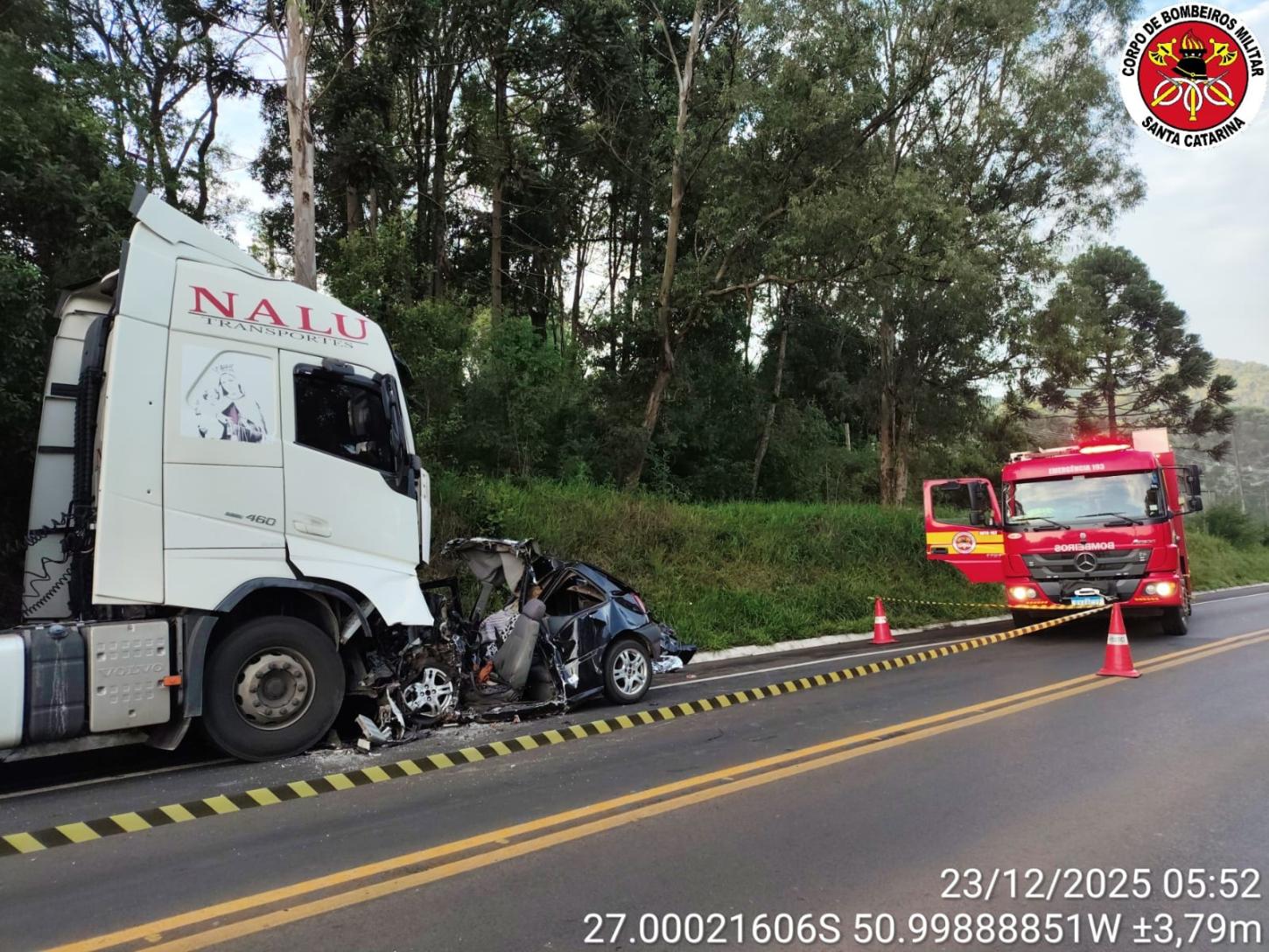 Jovem morre após colisão entre carro e caminhão na SC-355, em Fraiburgo