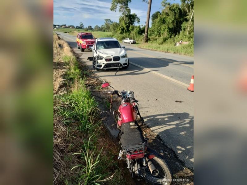Motociclista de 18 anos fica ferido após colisão na BR-280 em Mafra
