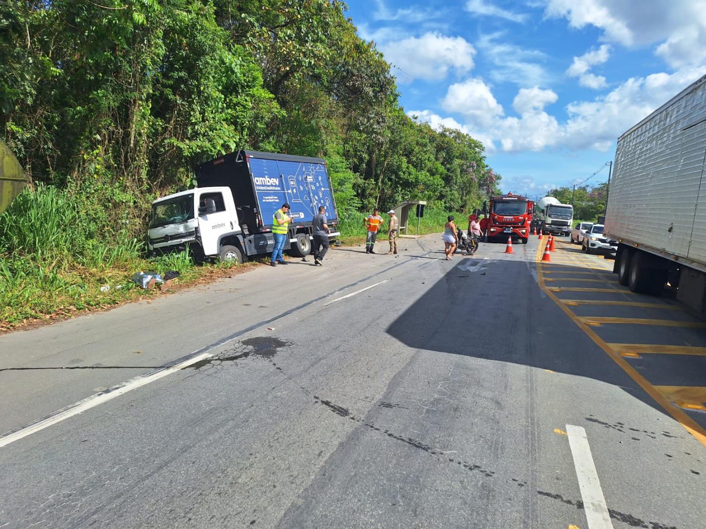 Motociclista morre em colisão frontal com caminhão na SC-108, em Joinville