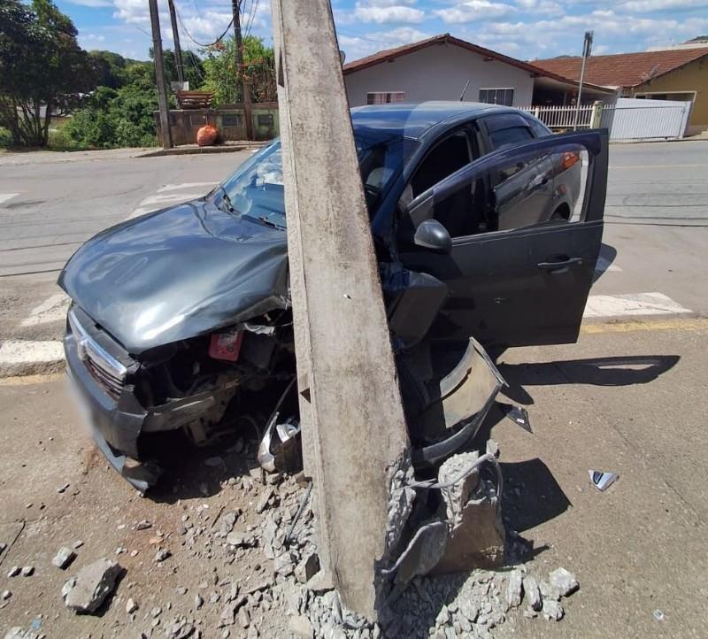 Mulher fica ferida após colidir carro contra poste no bairro Brasília