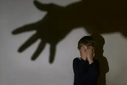 Pai é indiciado por ameaçar a própria filha de 7 anos em Mafra