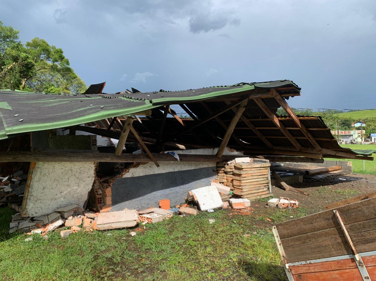 Temporal por pouco não termina em tragédia em Trombudo Central