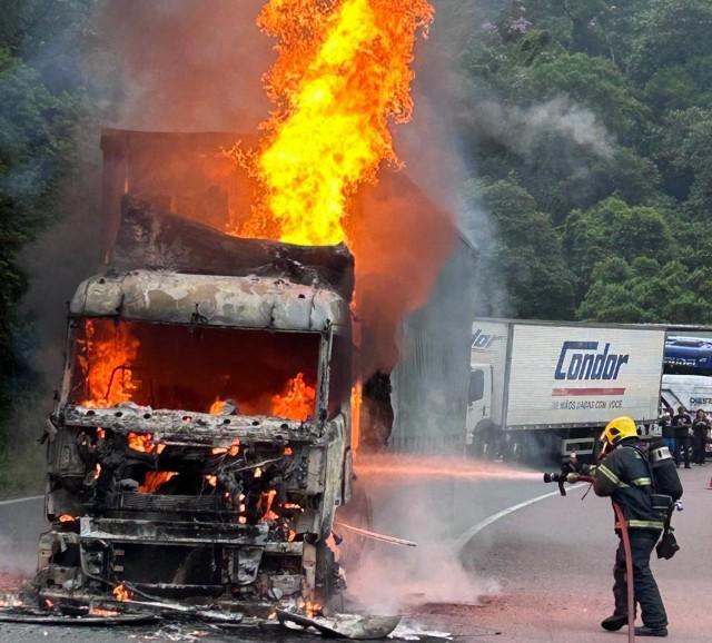 Caminhão carregado com cerveja pega fogo na BR-376, em Guaratuba