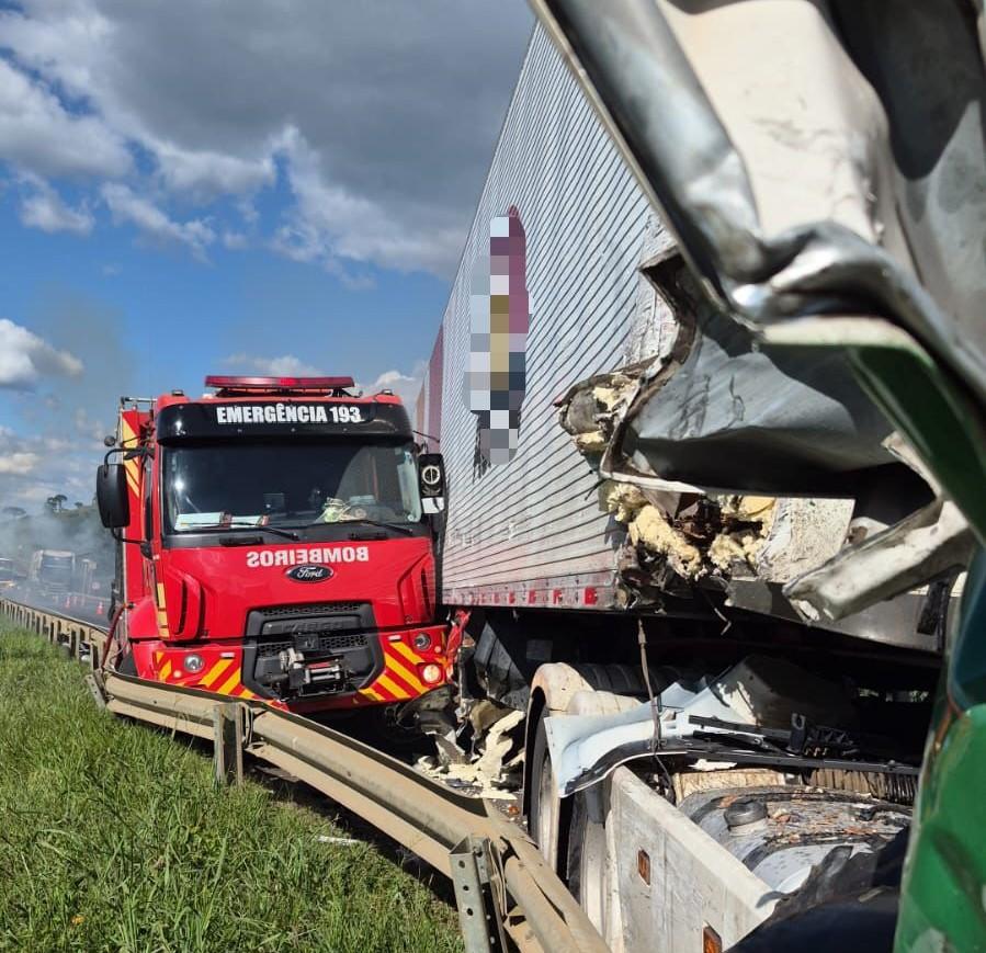 Caminhão colide contra viatura dos bombeiros durante atendimento de incêndio na BR-116