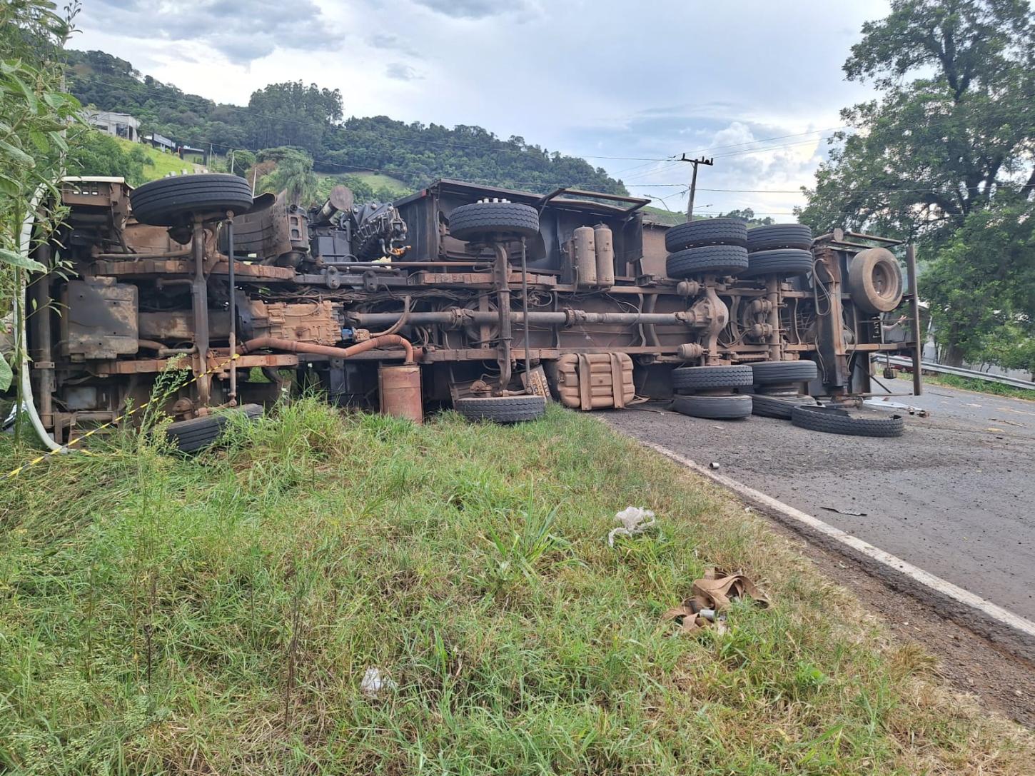 Caminhoneiro morre após tombamento na SC-155, em Seara