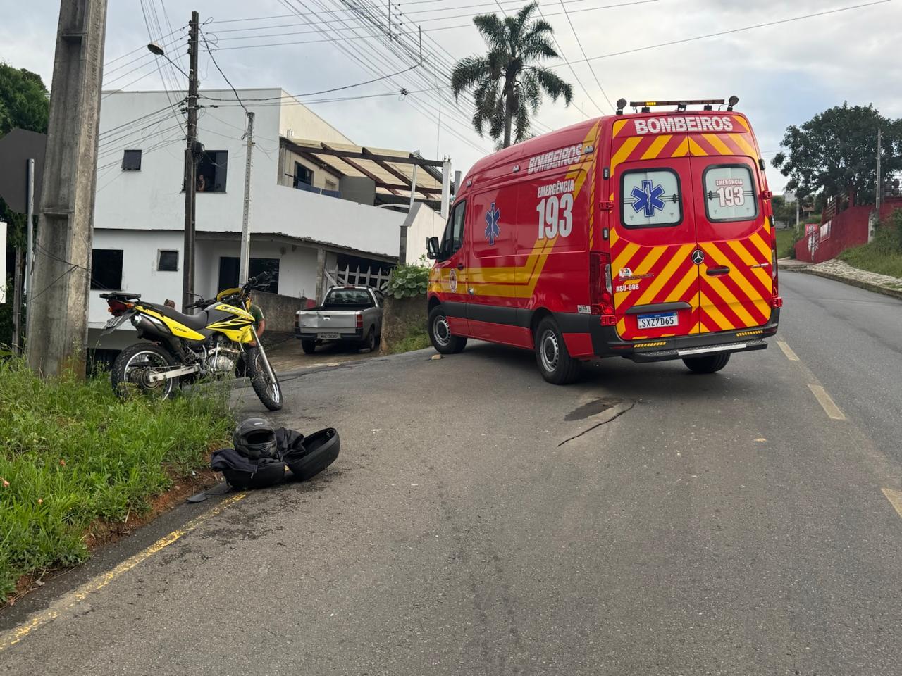 Colisão entre moto e carro deixa motociclista ferido no bairro Schramm
