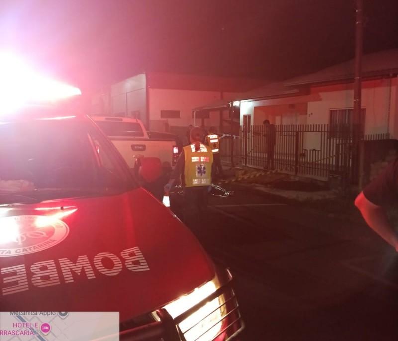 Homem é morto a facadas em frente a um bar em Santa Cecília