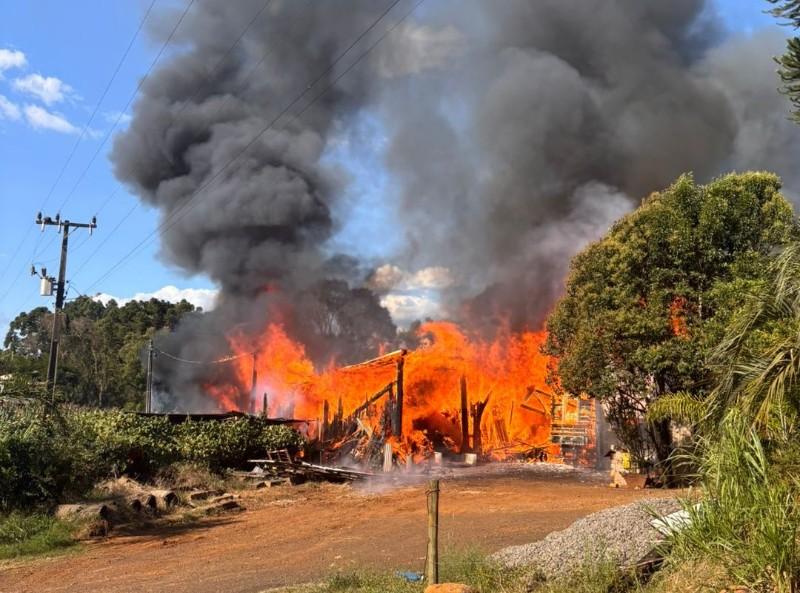 Incêndio de grandes proporções destrói residência e barracões em Videira