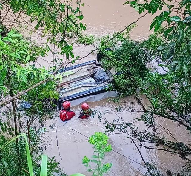 Jovem morre após carro cair no rio em Presidente Getúlio