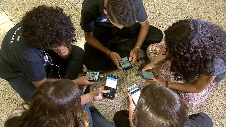 MEC fará pesquisa sobre impacto da restrição de celular nas escolas