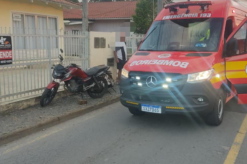 Motociclista fica gravemente ferido após colidir contra poste na 25 de Julho