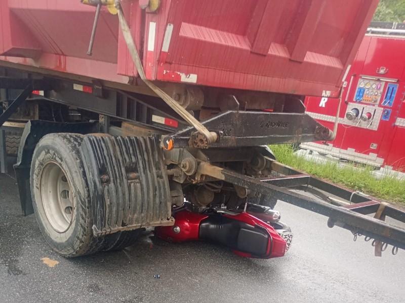 Motociclista morre após colisão com caminhão em  Joinville