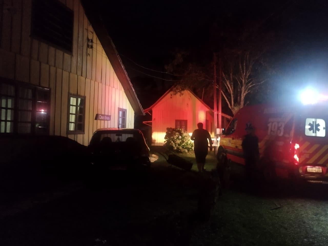 Mulher fica prensada contra parede após acidente de trânsito em São Bento do Sul