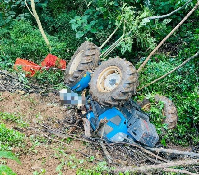 Mulher morre após capotamento de trator no interior de Videira