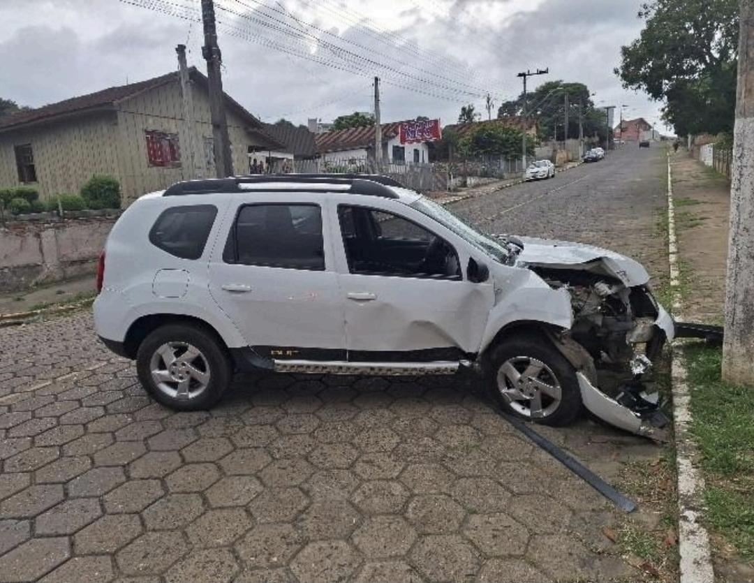 “A marvada pinga que me atrapalha”: motorista embriagada bate carro em poste em Mafra