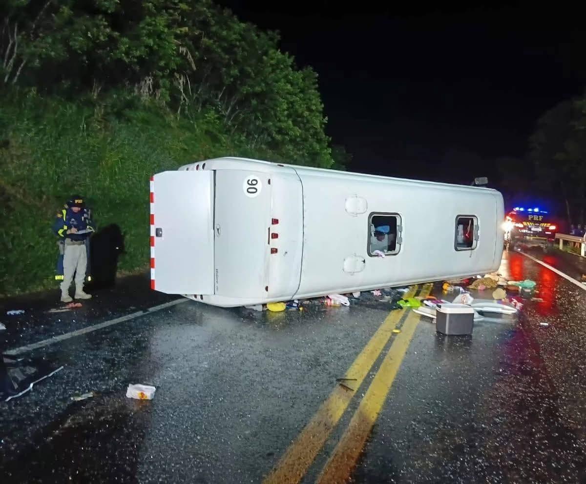 Acidente com Ônibus de turismo do Paraguai deixa 1 morto e 21 feridos  na BR-277 no PR