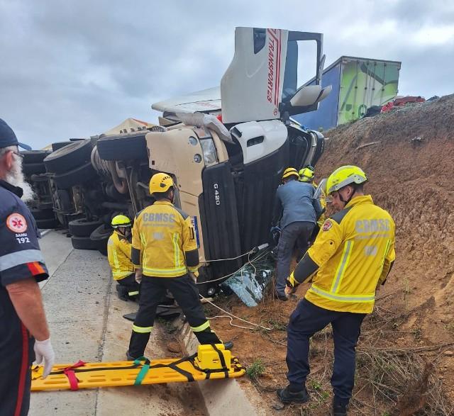 Caminhão tomba na SC-477 em Canoinhas e motorista fica ferido