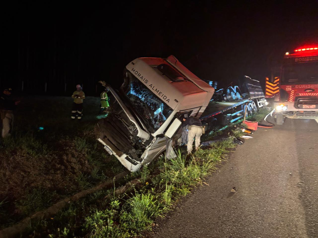 Caminhoneiro morre após saída de pista na BR-116 em Correia Pinto