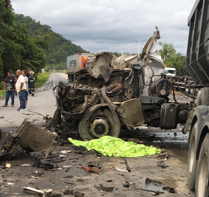 Colisão entre carretas deixa vítima fatal em Garuva