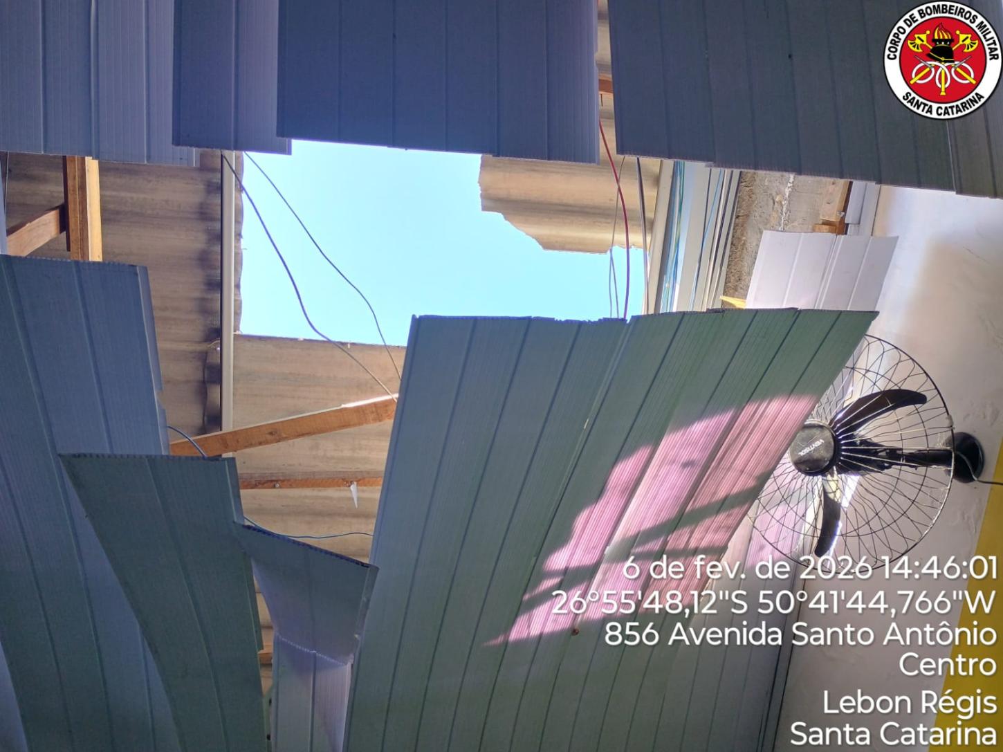 Dois trabalhadores ficam feridos após queda de telhado em Lebon Régis