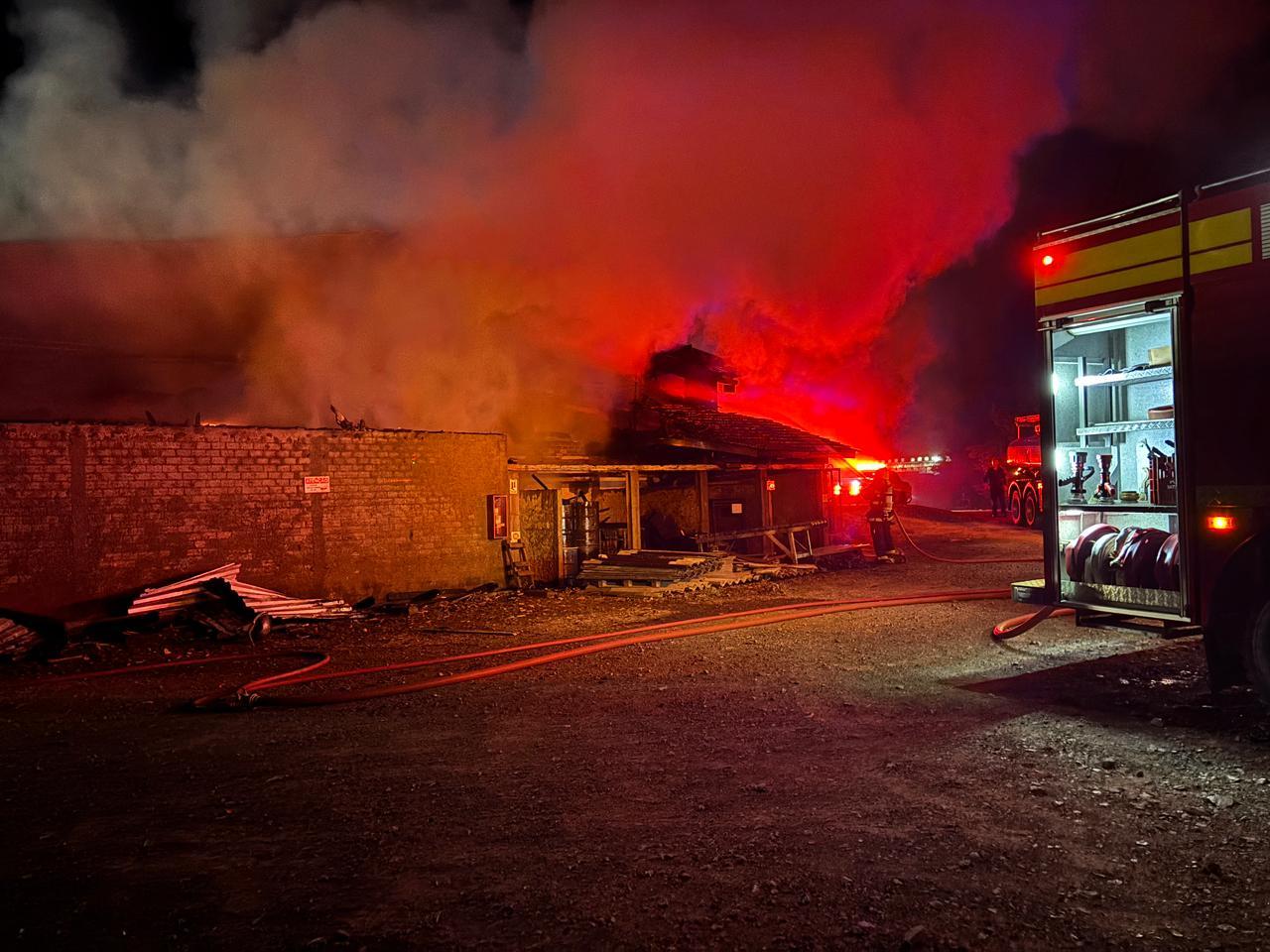 Incêndio atinge fábrica de móveis NASA em Campo Alegre
