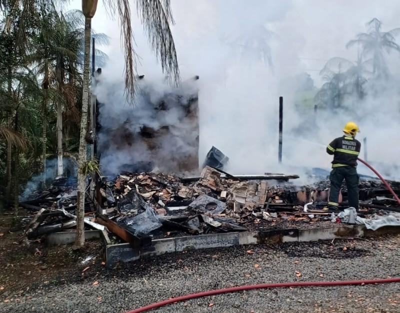 Incêndio criminoso destrói duas casas em Taió