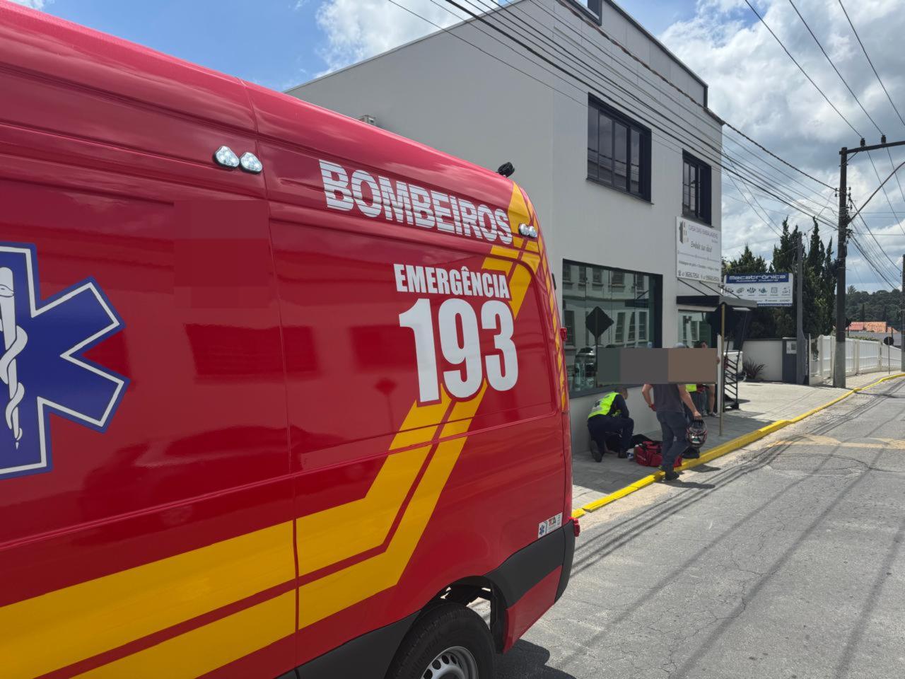 Motociclista fica ferida após colisão com carro no Centro de São Bento do Sul