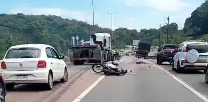 Motociclista morre atropelado por caminhão na BR 101 em Joinville